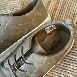 Boys slip on casual loafers tan size 3 Osh Kosh